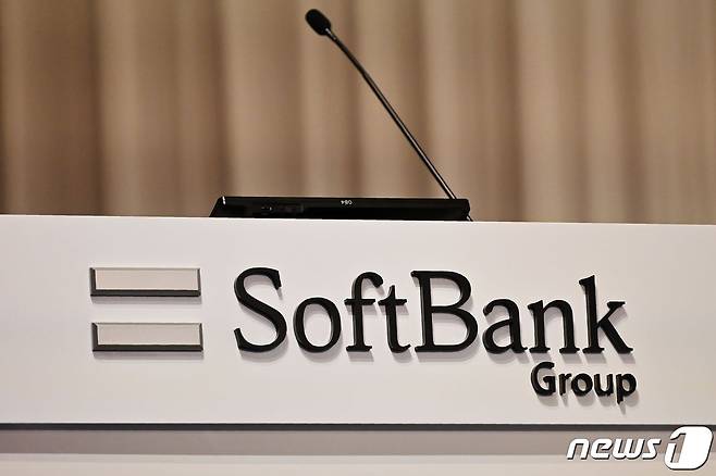 (FILES) This file photo taken on May 9, 2019 shows the Softbank Group logo on a podium during a press conference to announce the company's financial results in Tokyo. - Japan's SoftBank Group on July 26, 2019 announced a new 108-billion USD investment fund, the long-mooted successor to its blockbuster Vision Fund, with partners including Apple and Microsoft. (Photo by Charly TRIBALLEAU / AFP)