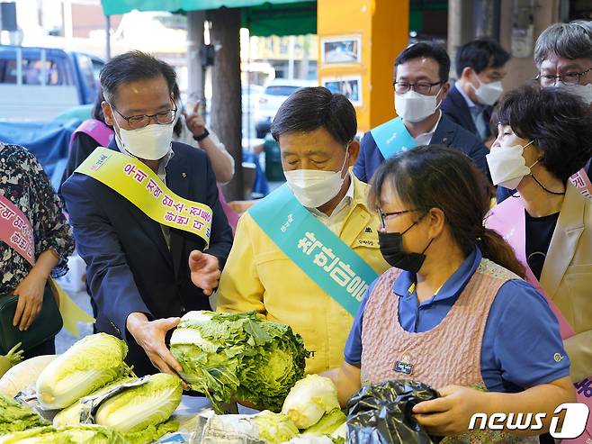 허성곤 김해시장이 지난 15일 김해 동상시장을 방문해 제수물품을 살펴보고 있다. (김해시 제공) © 뉴스1