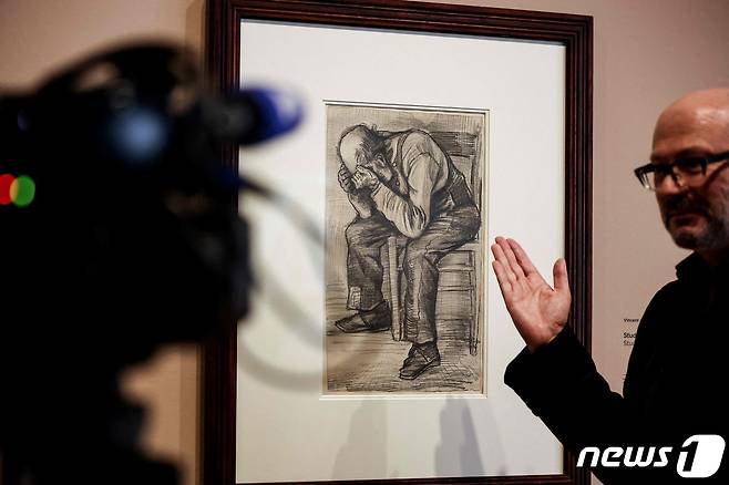빈센트 반고흐의 미공개작 '닳아빠진 것을 위한 연구'가 16일(현지시간) 세계 최초로 네덜란드 암스테르담 소재 반고흐 박물관에서 공개됐다. 2021.09.16 © AFP=뉴스1