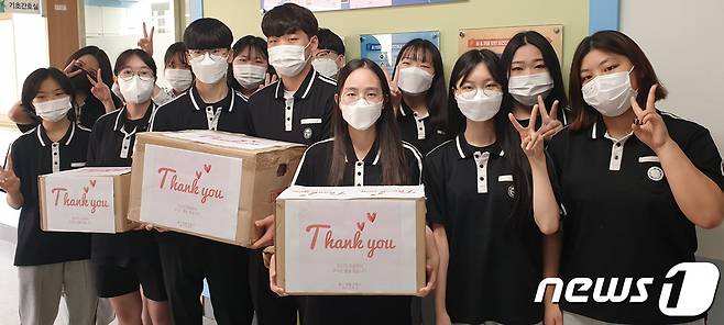 울산 생활과학고등학교 보건간호과 학생들이 임시 선별진료소 의료진을 찾아 감사와 존경의 마음을 편지를 통해 전달했다.© 뉴스1