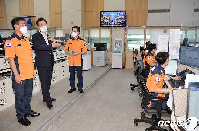 추석 맞이 비상근무자들 찾아 격려하는 하병필 경남도지사 권한대행.© 뉴스1