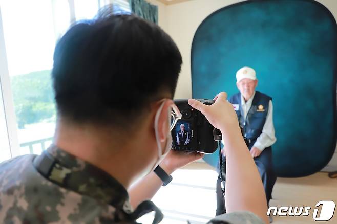 추석맞이 참전용사 장수사진 촬영(육군 3기갑여단 제공) 2021.9.17/뉴스1
