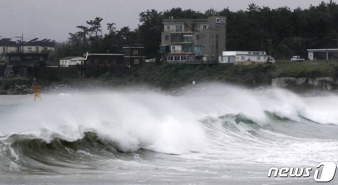제14호 태풍 '찬투(CHANTHU)'가 북상 중인 17일 오전 울산 울주군 나사해변에 거센 파도가 몰아치고 있다. 2021.9.17/뉴스1 © News1 윤일지 기자