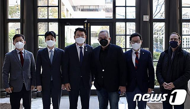 미국 워싱턴 DC를 방문 중인 더불어민주당 한반도TF(태스크포스) 대표단이 19일(현지시간) 커트 캠벨 아시아그룹 회장, 에반 메데이로스 조지타운대 교수를 만나 한미동맹과 대북정책 등에 대해 논의했다. 윤건영 더불어민주당 의원(왼쪽 두번째부터), 송영길 국회 외교통일위원장, 커트 캠벨 아시아그룹 회장, 김한정 더불어민주당 의원이 기념촬영을 하고 있다. (송영길 의원실 제공) 2020.11.20/뉴스1