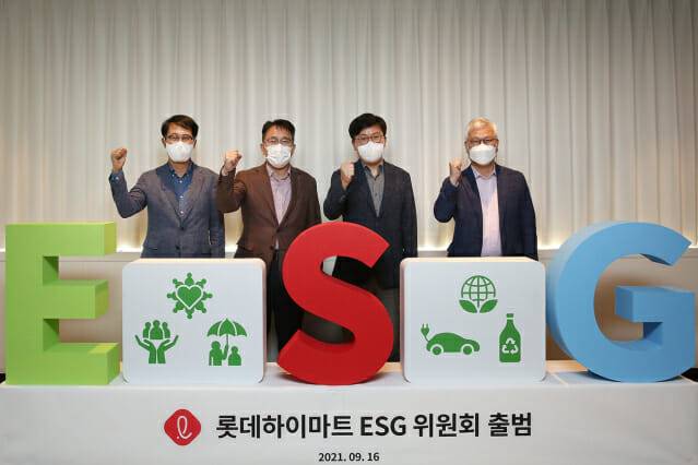롯데하이마트가 이사회 내 ESG 위원회를 신설했다. (좌측에서 두번째) 롯데하이마트 황영근 대표가 위원장으로 선임된 사외이사 정도진 중앙대학교 경영학부 교수(왼쪽에서 세번째), 함께 위원회를 맡게 된 사외이사 이희옥 성균관대학교 교수(오른쪽 첫번째), 사내이사 맹중오 롯데하이마트 상품본부장(왼쪽 첫번째)과 기념촬영을 하고 있다. (사진=롯데하이마트)