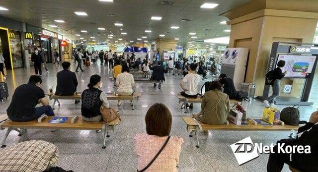 정부가 온택트 추석을 위한 각종 지원책을 내놨다. 사진은 17일 서울역에서 열차를 기대리는 시민들의 모습. (사진=김양균 기자)