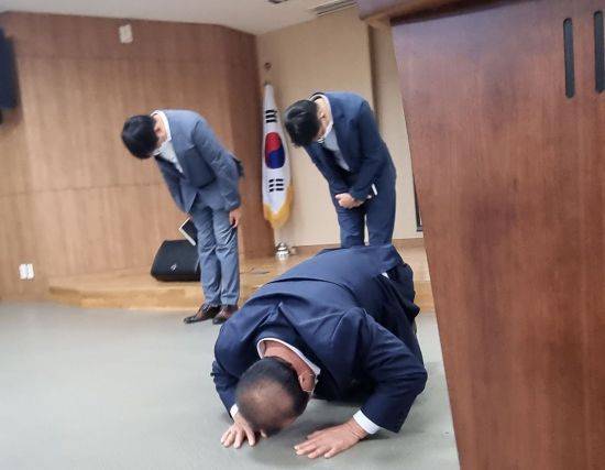 남창원농협 마트가 코로나 확진자가 쏟아지는 와중에도 이를 숨긴 채 사흘간 영업을 강행한 것과 관련, 백승조 남창원농협 조합장이 큰절로 대시민 사과를 하고 있다.[이미지출처=연합뉴스]