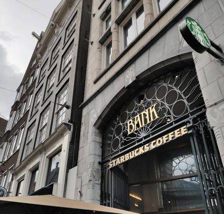 2012년 네덜란드 암스테르담 시내 은행 건물에 들어선 스타벅스 매장(위)과 보스턴다이내믹스의 로봇 제품과 함께 있는 현대차의 수소차 넥쏘(아래). 스타벅스는 선불충전금을 기반으로 예금 산업에, 현대차는 미국 로봇기업 보스턴다이내믹스를 인수하며 로봇 산업에 진출했다. / 트립닷컴·현대자동차