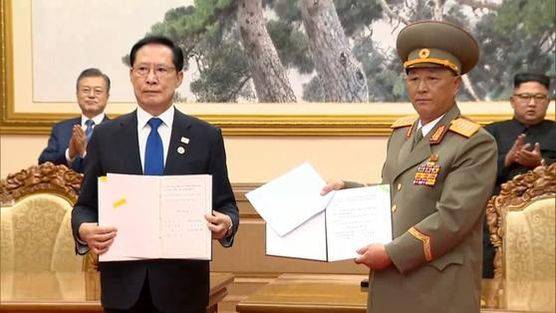 2018년 9월 19일 송영무 당시 국방부 장관과 노광철 북한 인민무력상이 평양에서 판문점 선언 이행을 위한 군사 분야 합의문에 서명한 뒤 기념 촬영을 하고 있다. /조선일보 DB
