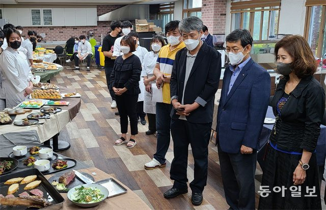 14일 충남도립대에서 열린 호텔조리제빵과 학생들의 조리경진대회를 김나희 교수, 김용찬 총장, 최영문 학과장(사진 오른쪽부터)이 유심히 지켜보고 있다. 이기진 기자 doyoce@donga.com