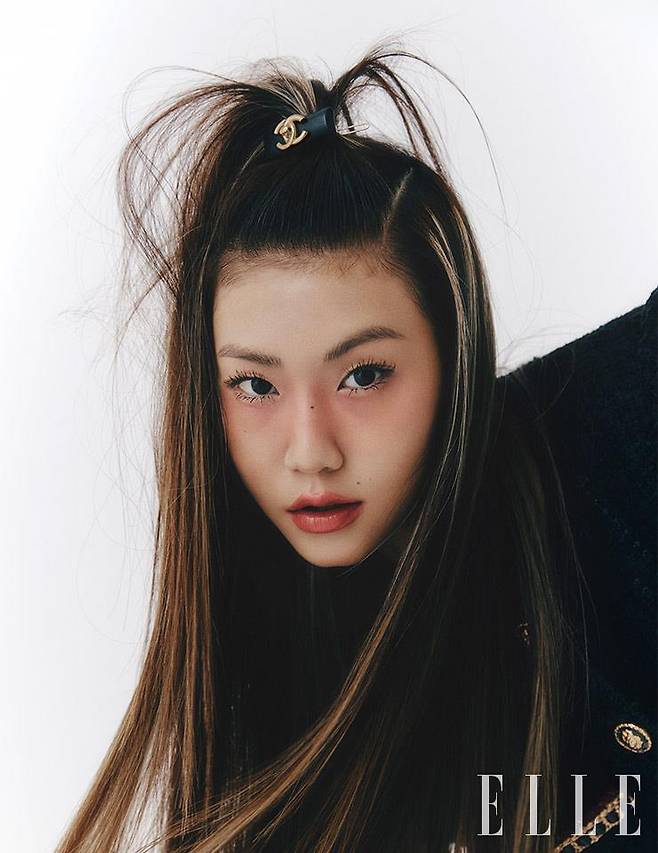 트위드 점프수트와 헤어핀은 모두 Chanel.