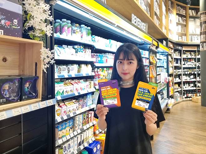 KT엠모바일이 전국 이마트24 매장에서 무약정 LTE유심을 판매한다.