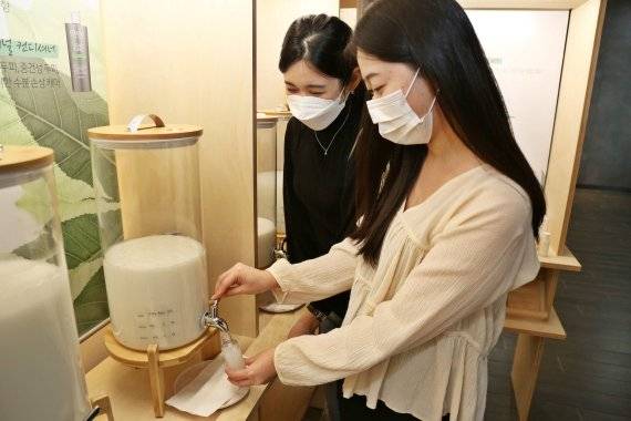 서울 마포구에 위치한 '홀리데이 인 익스프레스 서울홍대' 7층에 위치한 '객실용품 리필존'에서 일회용 객실용품을 충전하고 있다. 제주항공 제공.