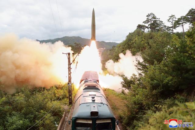북한 철도기동미사일연대가 15일 열차에서 단거리 탄도 미사일을 발사하고 있다. 평양=조선중앙통신 연합뉴스