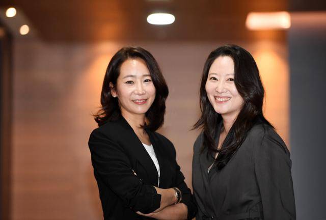 드라마 '슬기로운 의사생활' 시즌2를 빛낸 배우 이지현(왼쪽)과 이은주. 극중 소아중환자실에 아이를 두고 서로 의지하며 역경을 넘는 모습을 실감나게 연기해 큰 관심을 받았다. 서울 중구 한국일보를 찾은 이은주는 "두 엄마가 중환자실 문틈으로 아이를 보려고 빼꼼하게 쳐다보는 모습이 기억에 남는다"고 말했다. 진한 모성을 연기한 두 배우는 사실은 미혼이다. 홍인기 기자