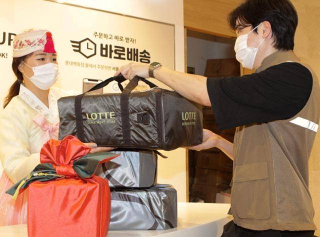 롯데백화점 직원들이 명절 선물세트 '바로배송' 서비스를 시연하고 있다. 롯데백화점 제공