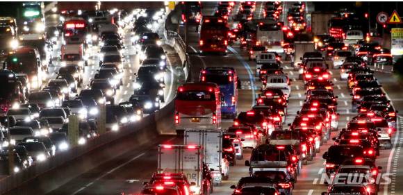 추석 연휴를 하루 앞둔 17일 오후 서울 잠원IC 인근 경부고속도로 하행선이 정체를 빚고 있다. [사진=뉴시스]