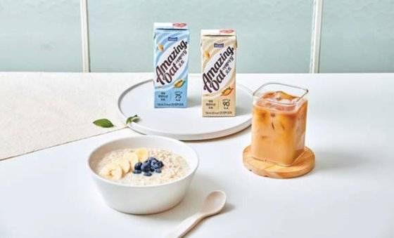 매일유업이 핀란드산 오트를 원물 상태로 수입해 껍질째 갈아낸 식물성 음료 ‘어메이징 오트’를 선보였다. 언스위트와 오리지널 2종으로 출시됐다. [사진 매일유업]