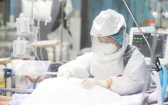 코로나19 거점전담병원인 경기도 평택시 박애병원에서 의료진이 분주하게 움직이고 있다. [연합뉴스]