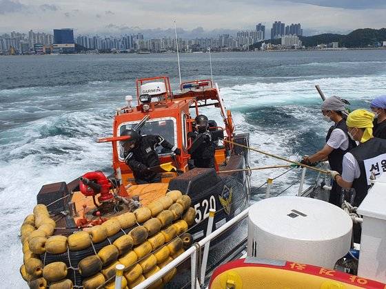 해양경찰청에 따르면 불법 조업하는 중국어선 단속 규모는 지난해 18척, 올해는 지난 8월 기준 26척에 불과하다. 사진은 지난 6월 고속단정 운용 역량 강화대회에서 어선 단속 시뮬레이션 훈련중인 해경 구조대원. [사진 포항해양경찰서]