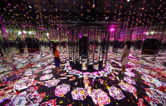 이수정(왼쪽)·김민아 학생기자가 거울이 회전하며 조명·조형물을 반사하는 ‘설렘의 황홀경’에서 끝없이 늘어나는 자신의 모습을 관찰하고 있다.