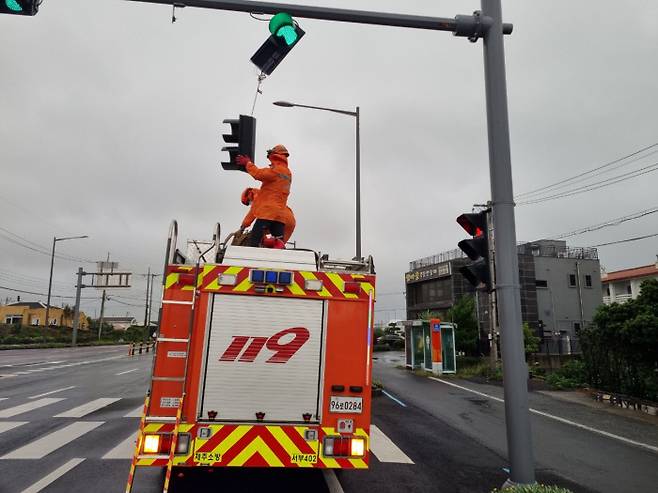 태풍 찬투가 몰고온 강풍으로 제주시 한경면 판포 포구 인근의 신호등이 파손됐다. 제주도소방안전본부 제공
