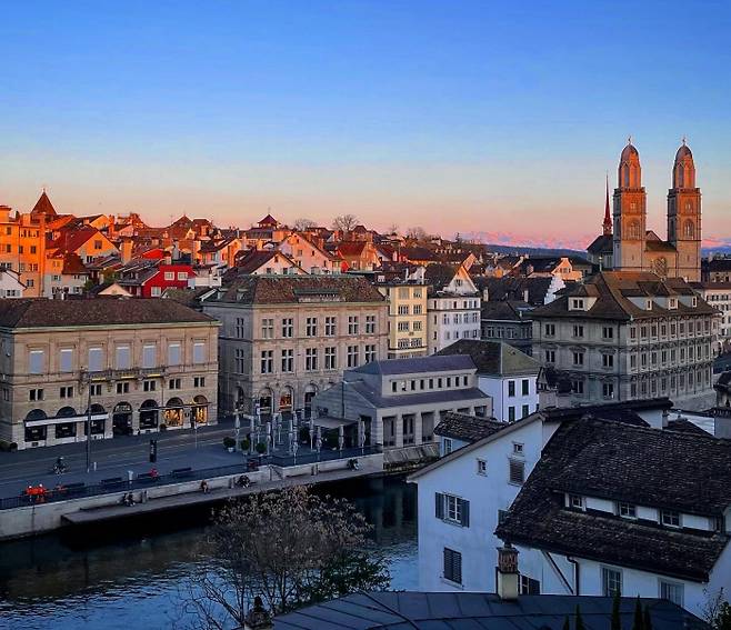스위스에서 펼쳐진 종교개혁의 주요 도시였던 취리히의 노을. 두 개의 첨탑이 우뚝 솟은 그로스뮌스터 대성당은 대표적인 종교개혁가 중 한 명인 츠빙글리가 주임 목회자로 활동한 종교개혁의 성지이다.