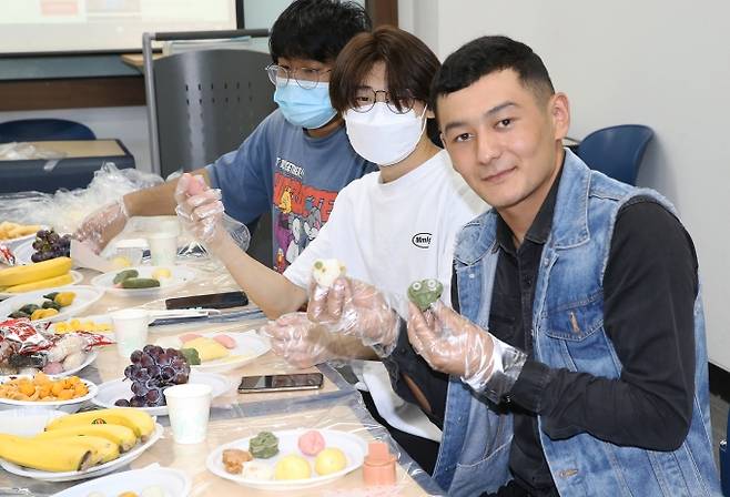 공주대 국제언어 교육원의 외국인 한국어 연수생 추석명절 문화체험 장면.(1)