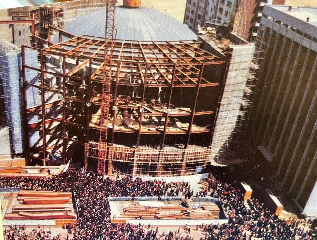 여의도순복음교회는 성도들이 폭발적으로 증가하자 1982년 성전의 좌우 옆면을 확장하는 공사를 했다.