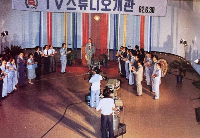 조용기 목사는 1982년 교회 내 TV스튜디오를 설치했다.