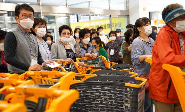 군산 삼학동의 취약 어르신들이 남군산교회 성도들과 지난 16일 이마트 군산점에 장을 보기위해 들어가고 있다.