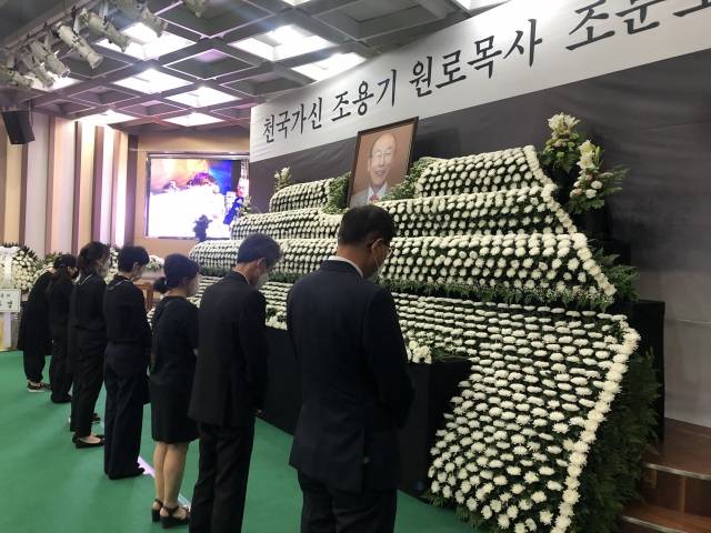 17일 저녁 성도들이 여의도순복음교회에 설치된 조문소에서 기도하고 있다.