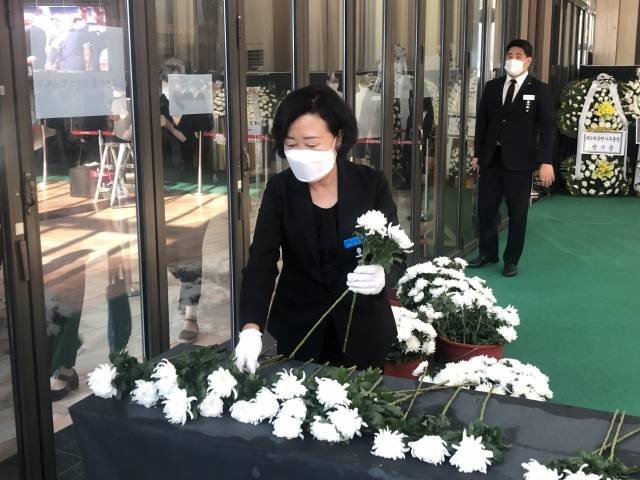 17일 여의도순복음교회 베다니홀에서 자원봉사자들이 국화꽃을 정리하고 있다.