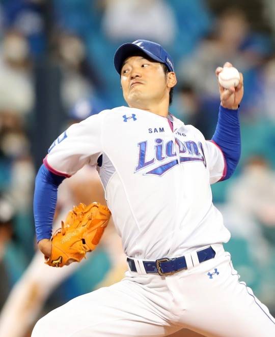 삼성의 백정현이 17일 대구 KIA전에서 6회 1사까지 1실점으로 막아 최근 9연승 무패로 12승째를 올리며 다승 공동 2위에 올랐다.[삼성 라이온즈]