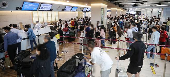 석 연휴를 하루 앞둔 17일 김포공항 국내선 청사가 여행객들과 귀성객들로 북적이고 있다. [박형기 기자]