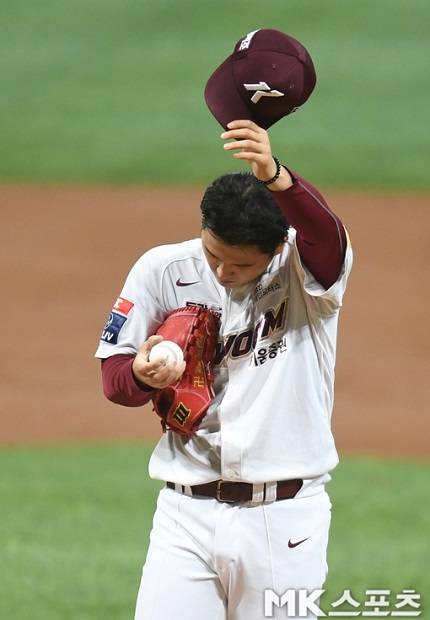 키움 히어로즈 투수 최원태가 17일 서울 고척스카이돔에서 열린 한화 이글스와의 경기에서 1회초 8실점 이후 고개를 숙이고 있다. 사진(서울 고척)=김재현 기자
