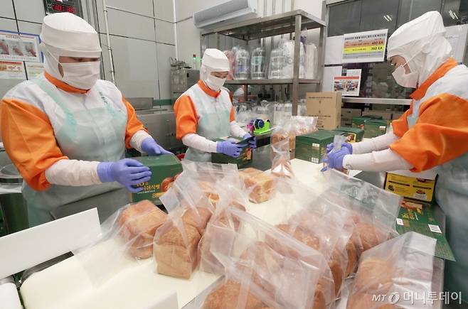 지난 10일 신세계푸드 천안공장 직원들이 밀크앤허니 파베이크 16결 데니쉬식빵을 포장하고 있다./사진제공=신세계푸드