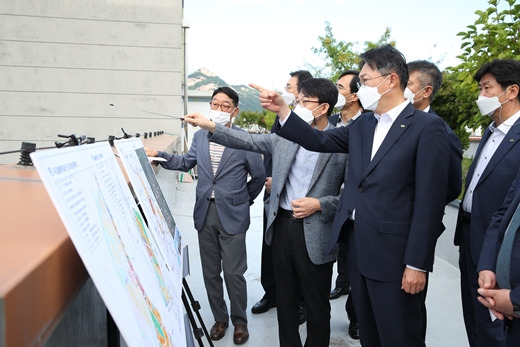 한국토지주택공사(LH)는 17일 구리갈매역세권과 태릉CC 사업현장에서 서울권역 주택공급 촉진을 위한 대책회의를 개최했다. /사진제공=LH