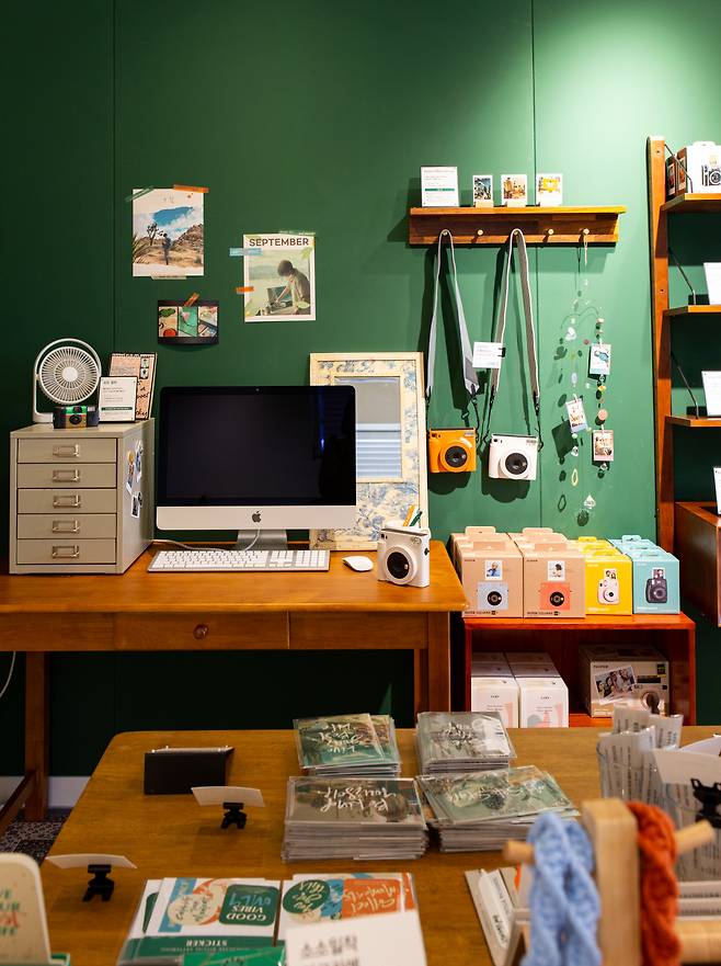 유튜버 드로우앤드류의 작업실 공간. [한국후지필름 제공]