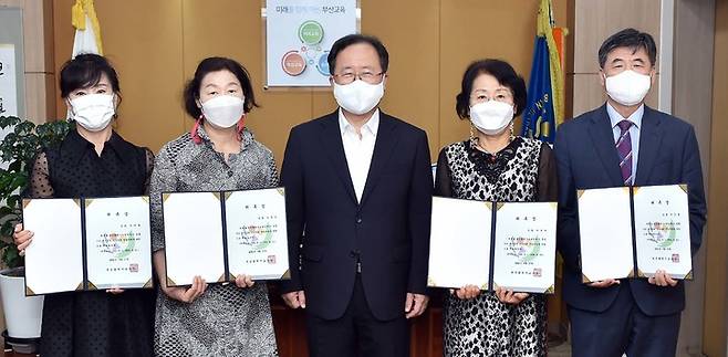 [부산=뉴시스] 김석준 부산교육감이 17일 부산시교육청에서 퇴직교원으로 구성된 '위기교원 고충처리전담지원단' 4명에게 위촉장을 수여하고 있다. (사진=부산교육청 제공) *재판매 및 DB 금지