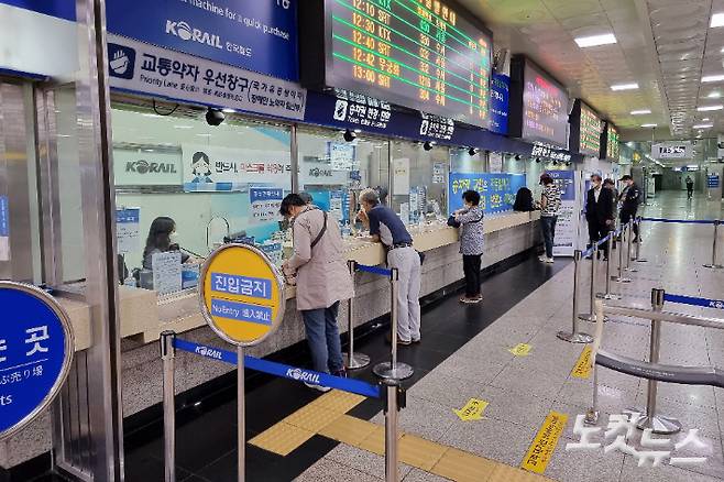 추석 연휴를 하루 앞둔 17일 부산역 2층에서 시민들이 열차표를 구매하고 있다. 송호재 기자