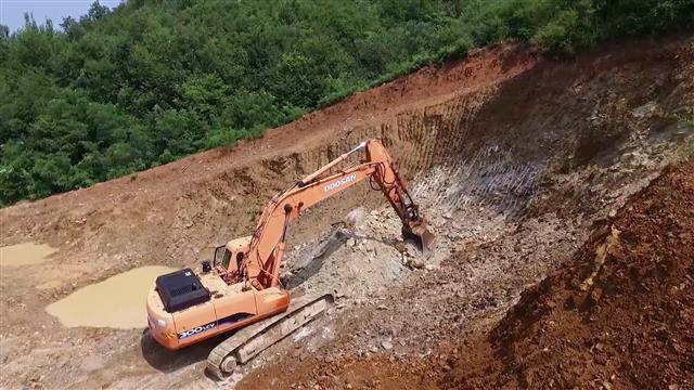 영동군의 한 노천광산에서 일라이트를 채굴하고 있는 모습.영동군 제공