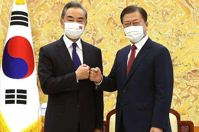 문재인 대통령이 9월15일 청와대 본관 접견실에서 왕이 중국 국무위원 겸 외교부장과 인사하고 있다. ⓒ연합뉴스