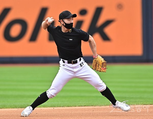 김서진이 8월 30일 경기도 수원KT위즈파크에서 열린 ‘2022 KBO 신인 드래프트 트라이아웃’에서 수비 테스트 중인 모습. 스포츠동아DB