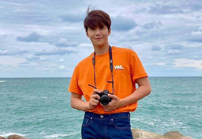 Actor Kim Seon-ho snipers The Earrings of Madame de... with heart-throbbing refreshmentOn the 17th, Kim Seon-ho posted several photos on his Instagram; Kim Seon-ho in the photo emanated a refreshing charm against the backdrop of the blue Sea.Kim Seon-ho, who matched jeans with a bright Orange color T-shirt, gave a thrill with a pretty smile and a moist look, giving healing with a relaxed atmosphere and a stable good looks.In the appearance of Kim Seon-ho, Ravi expressed his friendship with Hongbanjang, and fans praised him for his comments such as Clean, Orange, Picture, Human Poca, Kim Seon-ho is the future and Light.On the other hand, Kim Seon-ho is active as Hong Doo-sik in TVN Saturday drama Gang Village Cha Cha Cha.