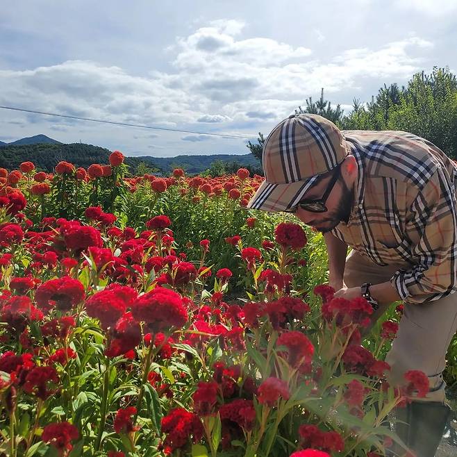 On the morning of the 17th, Noh Hong-chul posted several photos on his instagram with an article entitled Flower Day!!In the open photo, Noh Hong-chul took a pose in a flower garden wearing a luxury costume, and took a pose on a tractor like Chungchungnams son.He also wrote in the hashtag, The person who likes Noh Hong-chul in the world and # is getting old as planned.Lee Ha-nui, who encountered it, commented, The flowery red iron brother age!!!On the other hand, Noh Hong-chul, who was born in 1979 and is 42 years old, made his debut as a broadcaster in 2004 and received much love through Infinite Challenge.He got off all of his programs such as Save me Holmes in January, and he is enjoying his leisurely daily life, and confirmed his appearance on Kim Tae-hos Netflix original Photo: Noh Hong-chul Instagram