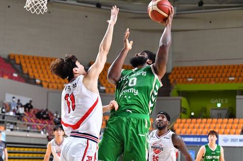 훅슛 시도하는 DB 프리먼(오른쪽). [KBL 제공. 재판매 및 DB 금지]