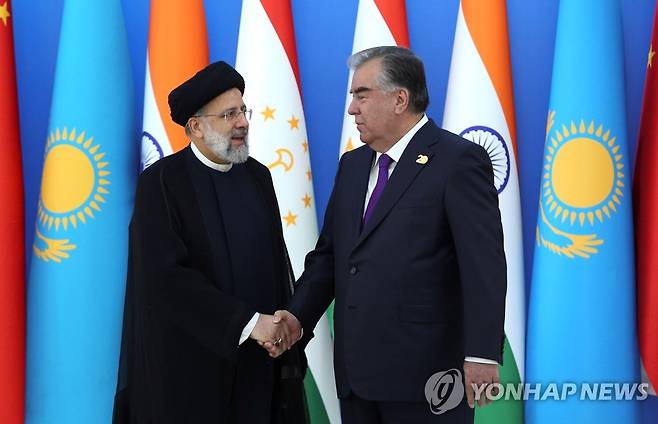 타지키스탄 대통령과 악수하는 라이시 이란 대통령(왼쪽) [로이터=연합뉴스]