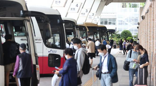 추석 연휴를 이틀 앞둔 9월 16일 오후 서울고속버스터미널에서 귀성객 등 시민들이 버스에 탑승하고 있다. (사진=연합뉴스)