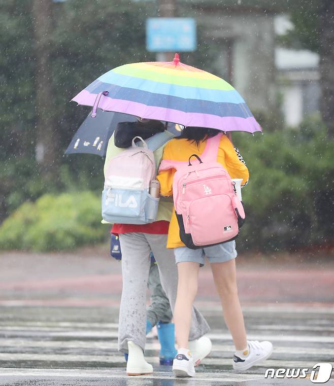 제14호 태풍 '찬투(CHANTHU)'가 북상 중인 16일 오전 하교한 초등학생들이 제주 서귀포시 표선면의 한 횡단보도를 건너고 있다. 제주는 이날 오후부터 태풍의 직접 영향권에 들 것으로 보이며, 태풍이 최근접할 것으로 예상되는 시간은 17일 오전 8시다. 2021.9.16/뉴스1 © News1 오현지 기자